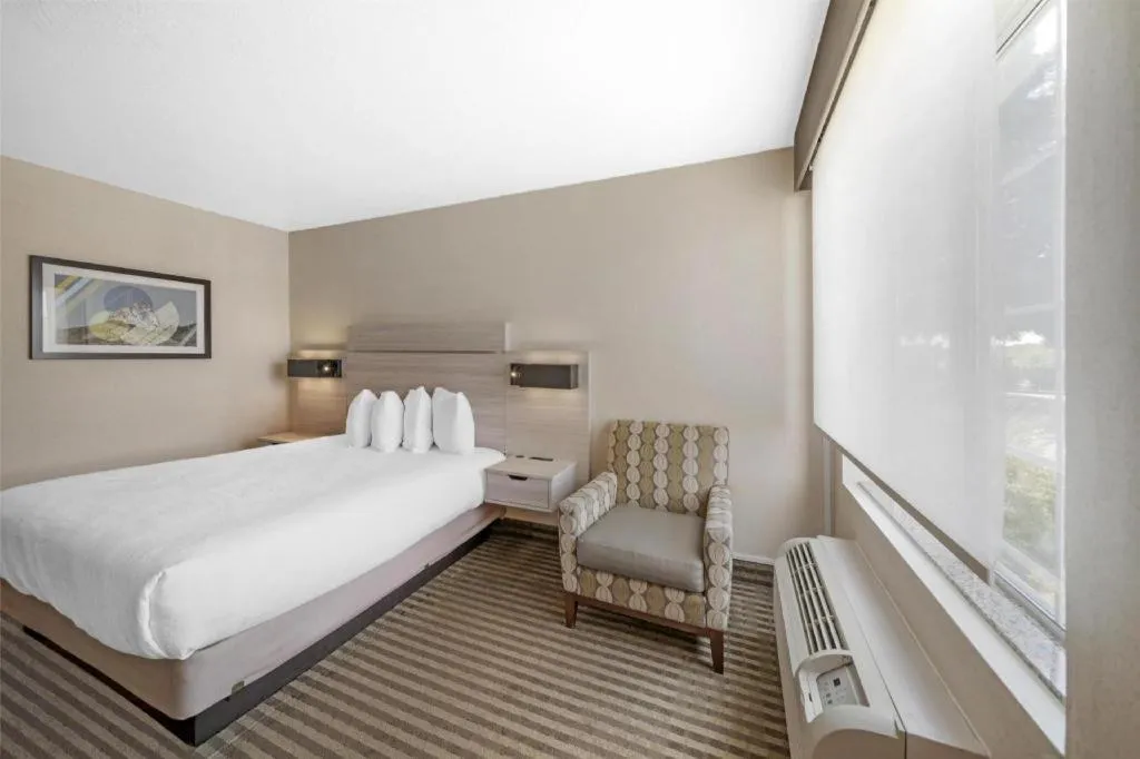 Bed in Best Western Plus Twin View Inn & Suites