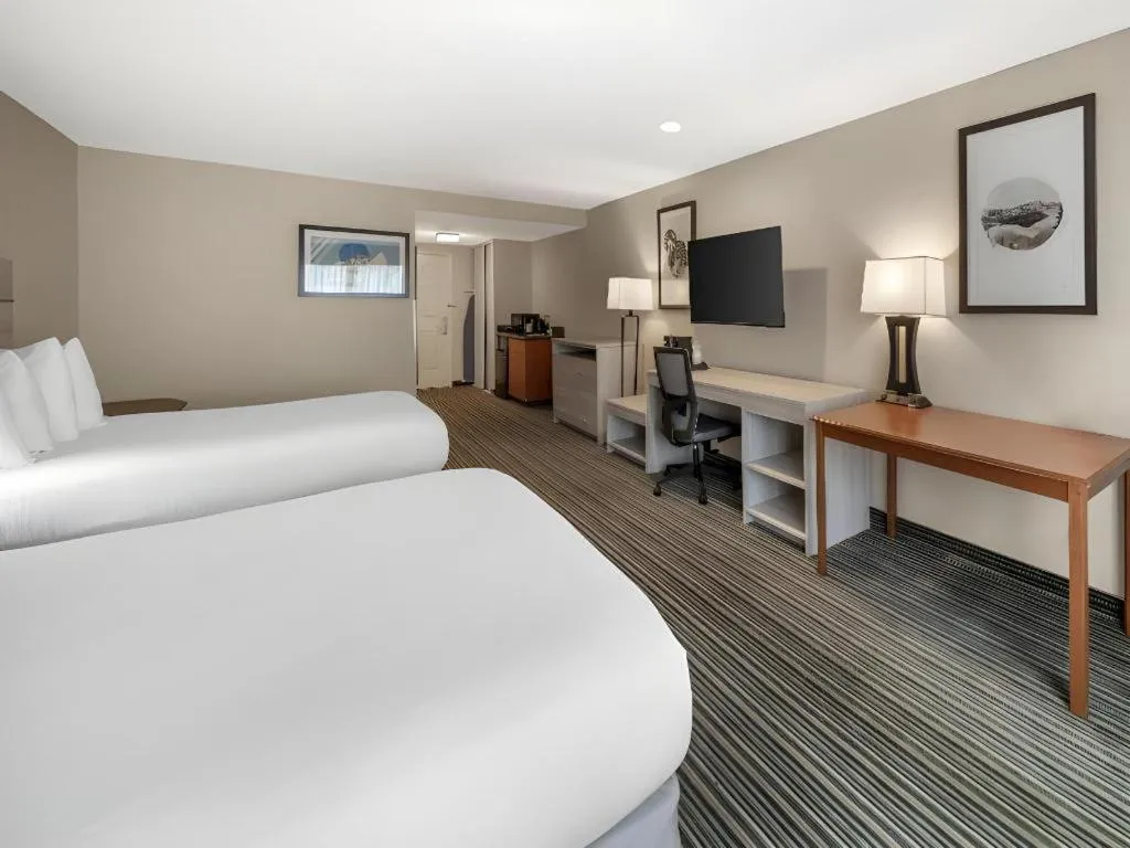 Bed in Best Western Plus Twin View Inn & Suites