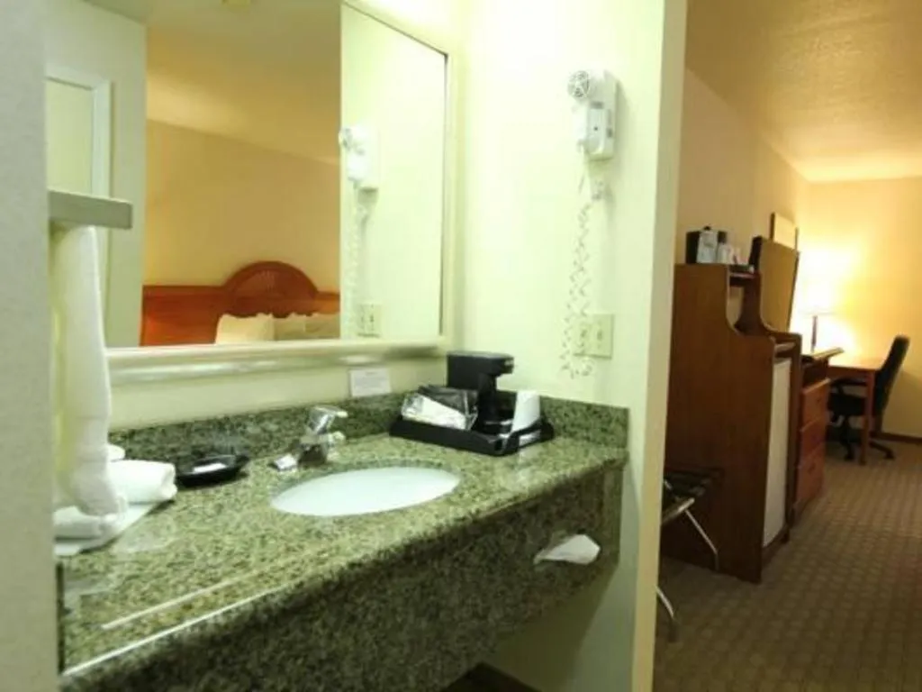 Best Western Plus Twin View Inn & Suites