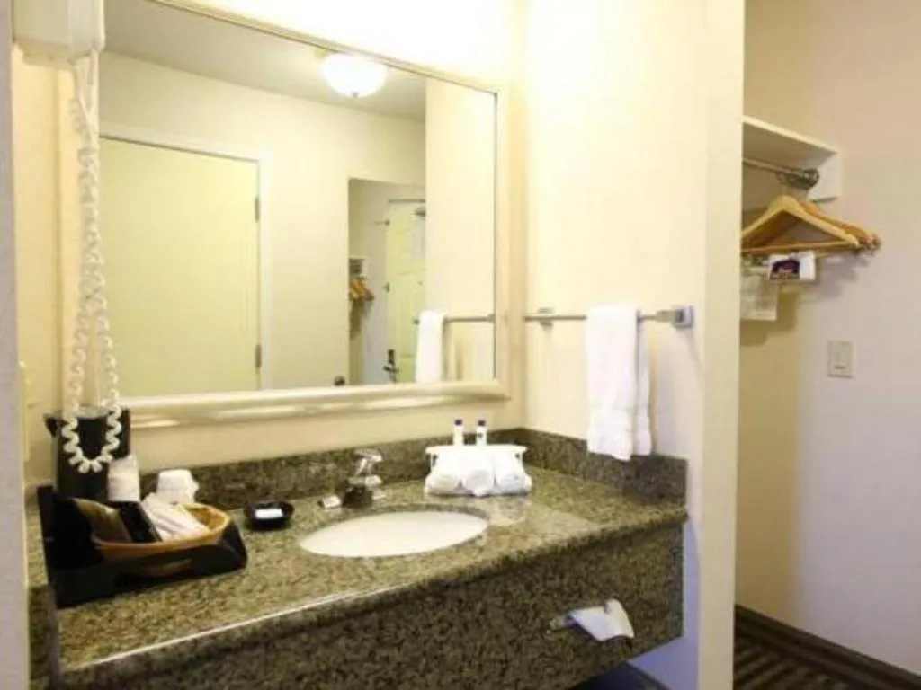 Best Western Plus Twin View Inn & Suites