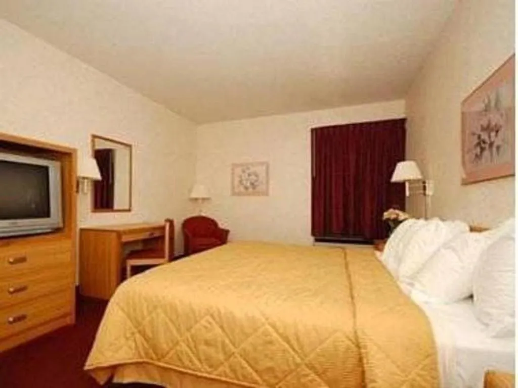 Bed in Quality Inn Waynesburg - Morrisville