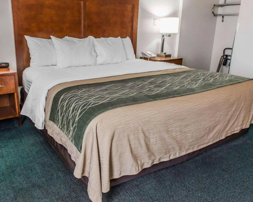 Bed in Quality Inn Waynesburg - Morrisville