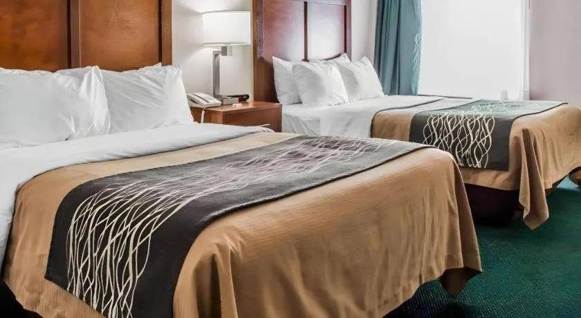 Bed in Quality Inn Waynesburg - Morrisville