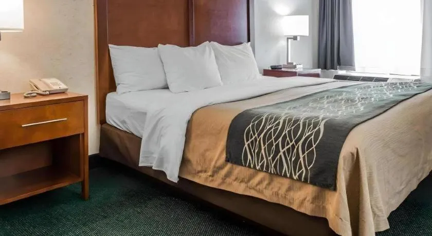 Bed in Quality Inn Waynesburg - Morrisville