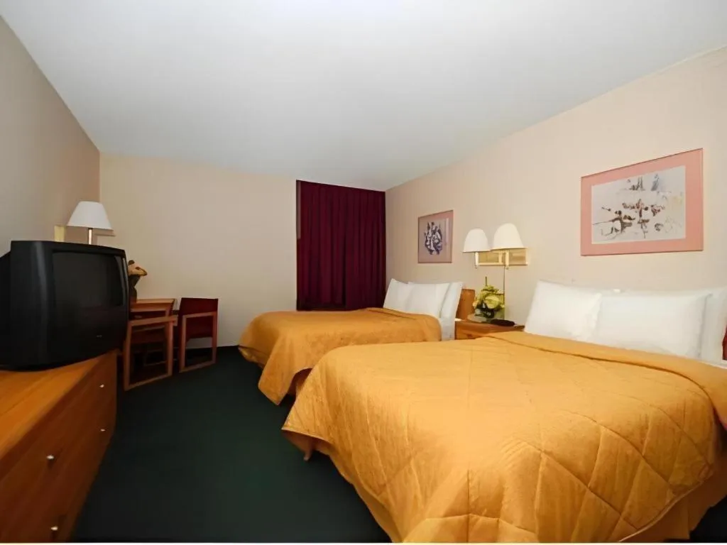 Bed in Quality Inn Waynesburg - Morrisville