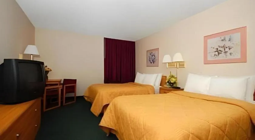 Bed in Quality Inn Waynesburg - Morrisville
