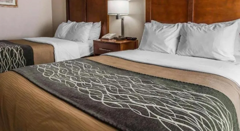 Bed in Quality Inn Waynesburg - Morrisville