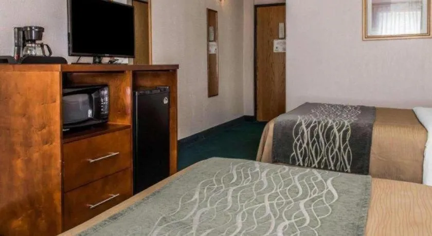 Bed in Quality Inn Waynesburg - Morrisville