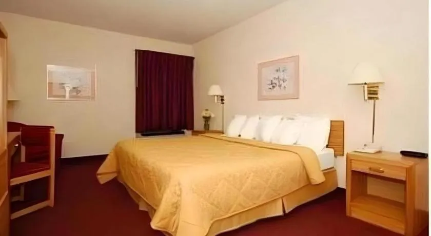 Bed in Quality Inn Waynesburg - Morrisville