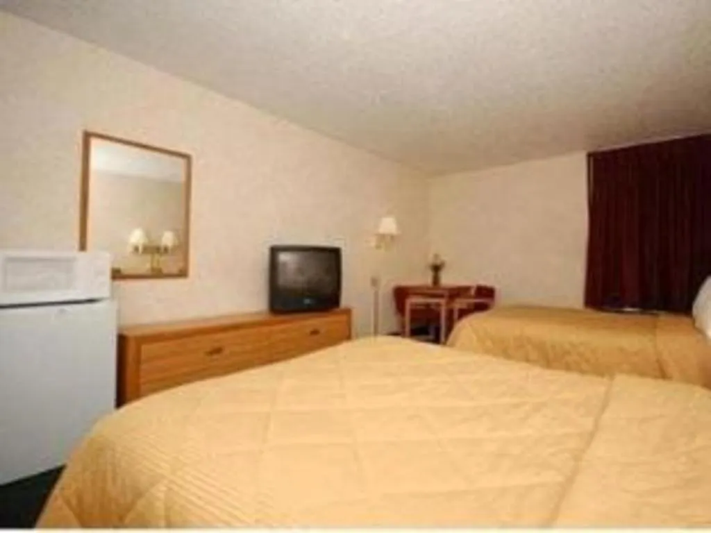 Bed in Quality Inn Waynesburg - Morrisville