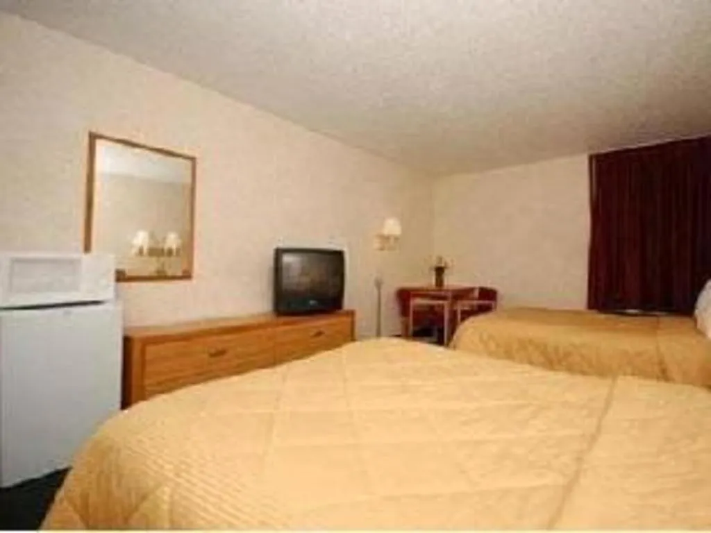 Bed in Quality Inn Waynesburg - Morrisville