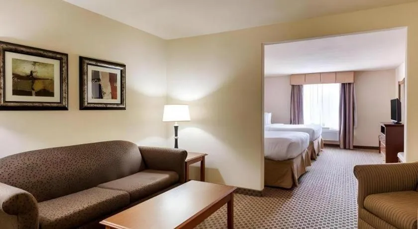 Bed in Quality Suites Huntsville Near University