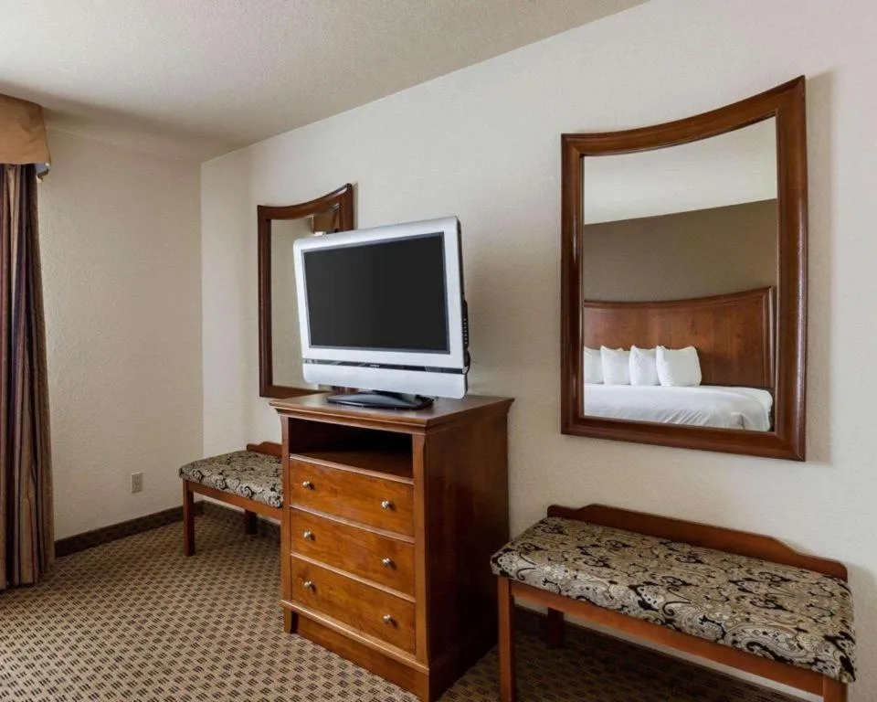 Quality Suites Huntsville Near University