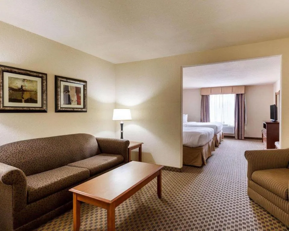 Bed in Quality Suites Huntsville Near University