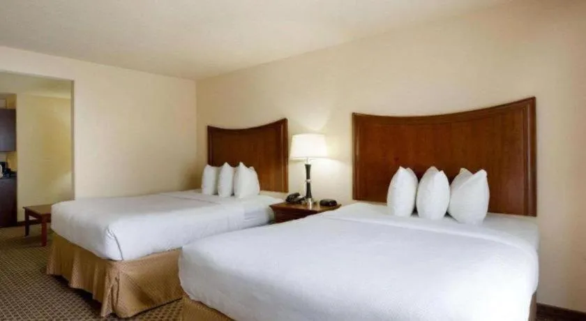 Bed in Quality Suites Huntsville Near University