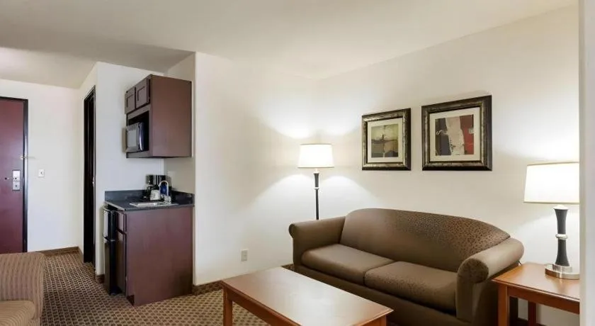 Quality Suites Huntsville Near University