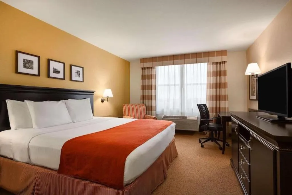 Bed in Country Inn & Suites by Radisson, Dundee, MI