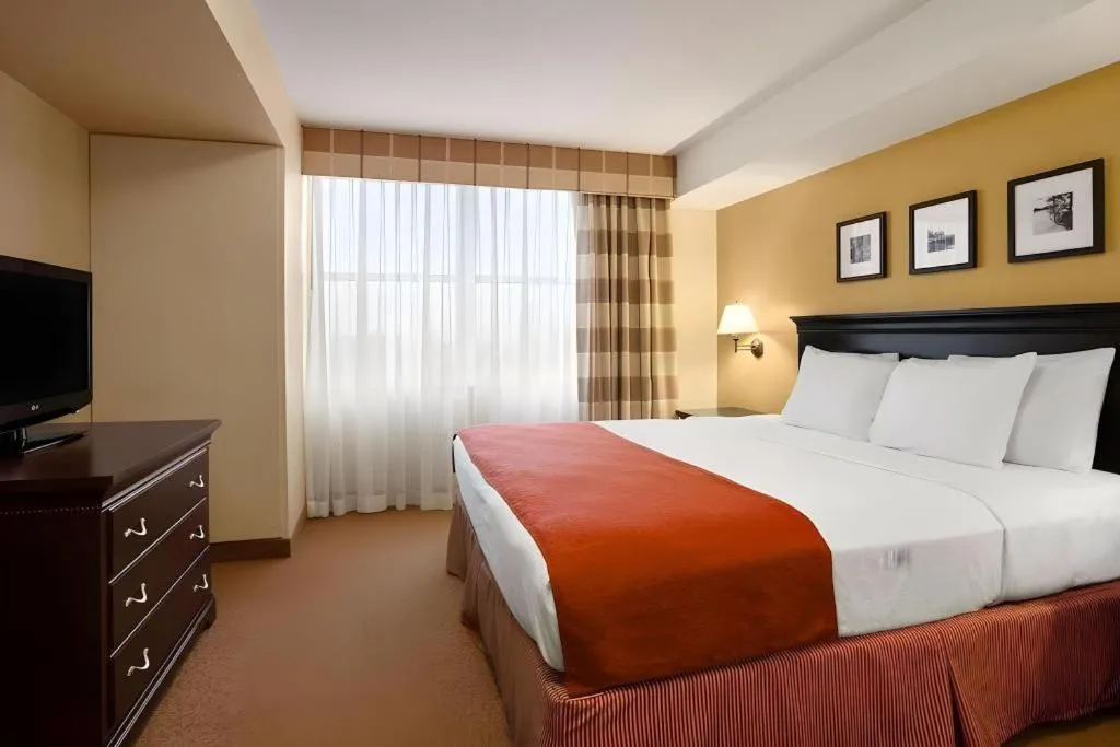 Bed in Country Inn & Suites by Radisson, Dundee, MI