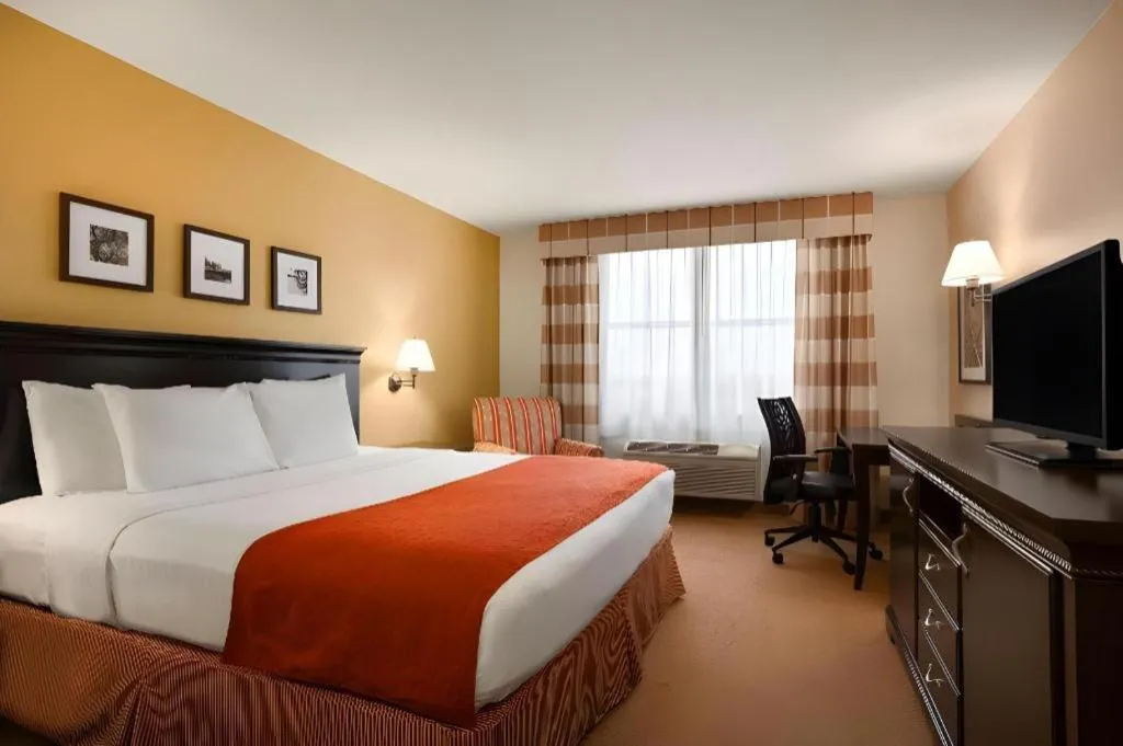 Bed in Country Inn & Suites by Radisson, Dundee, MI
