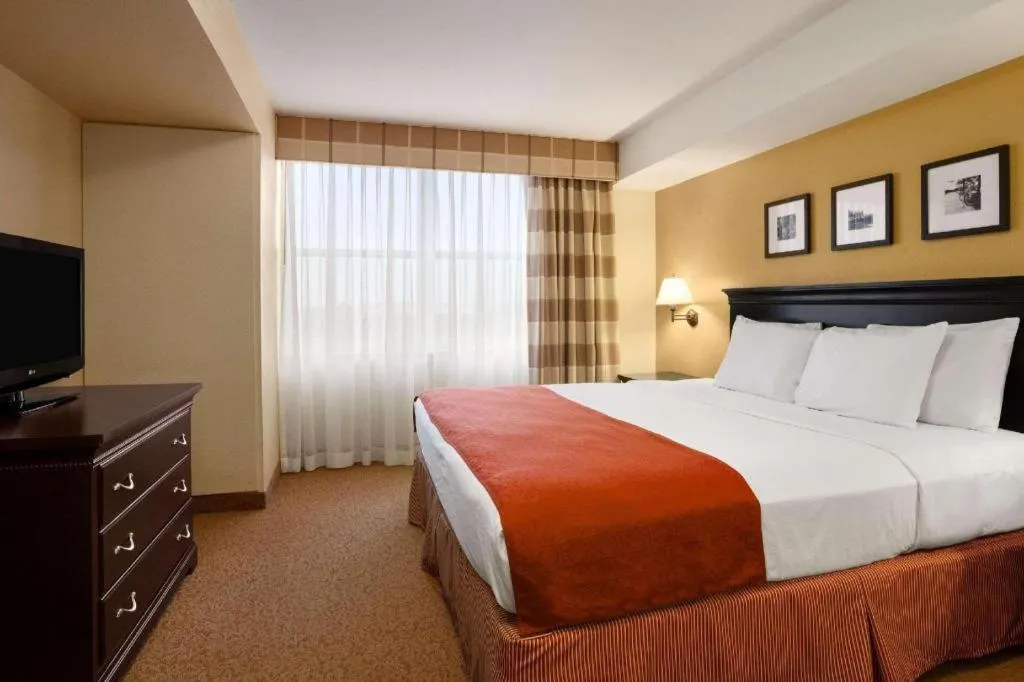 Bed in Country Inn & Suites by Radisson, Dundee, MI
