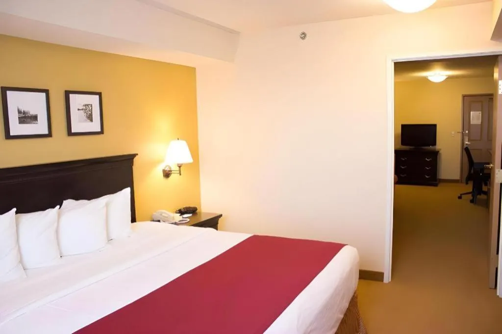 Bed in Country Inn & Suites by Radisson, Dundee, MI