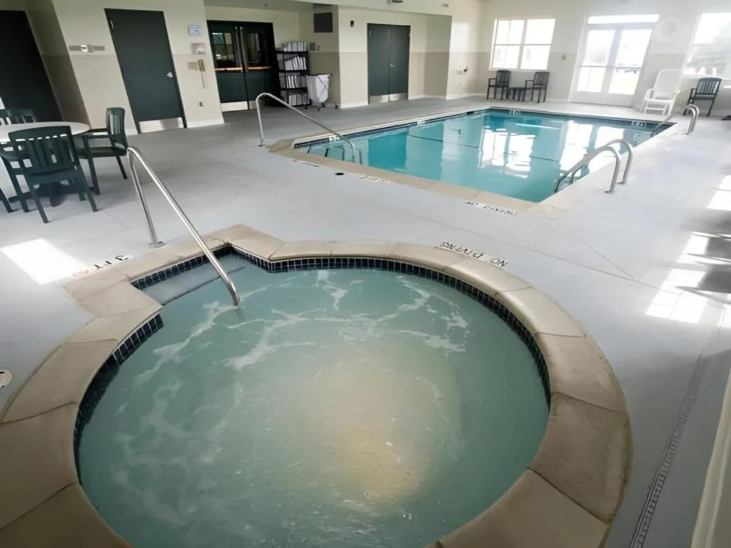 Country Inn & Suites by Radisson, Dundee, MI