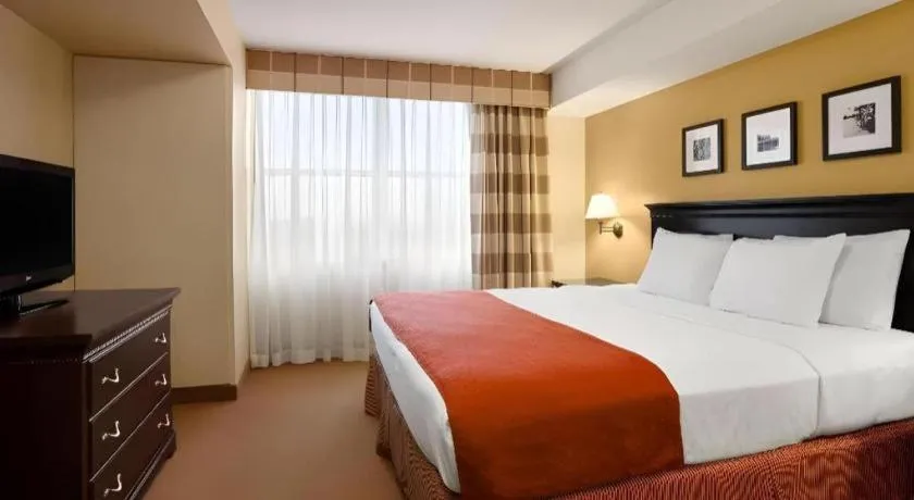 Bed in Country Inn & Suites by Radisson, Dundee, MI
