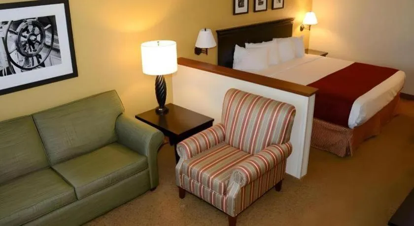 Bed in Country Inn & Suites by Radisson, Dundee, MI