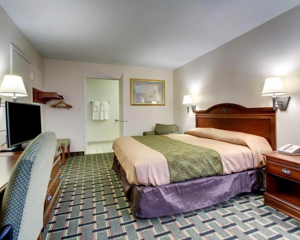 Bed in Econo Lodge Meridian South