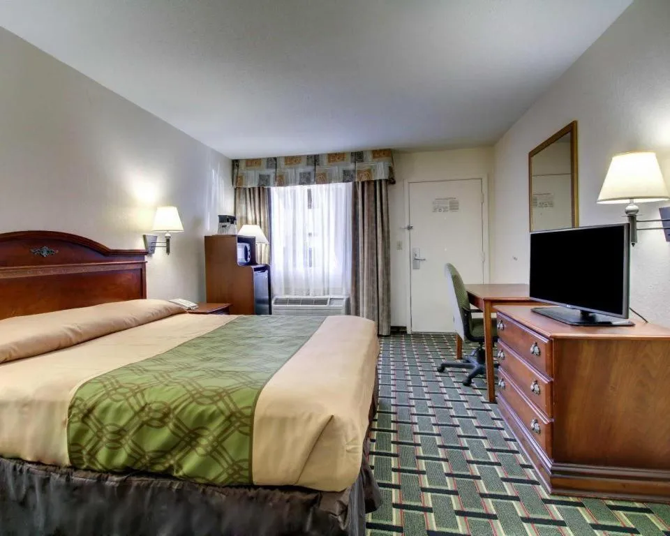 Bed in Econo Lodge Meridian South