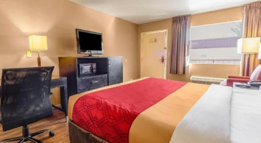 Bed in Econo Lodge Meridian South