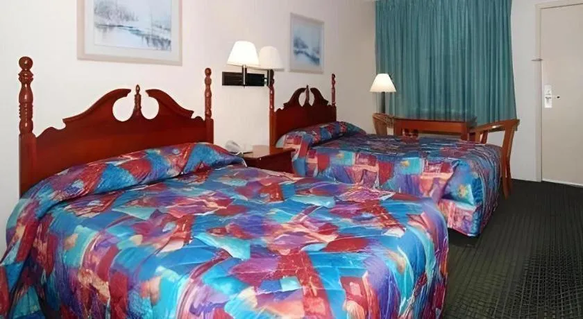 Bed in Econo Lodge Meridian South