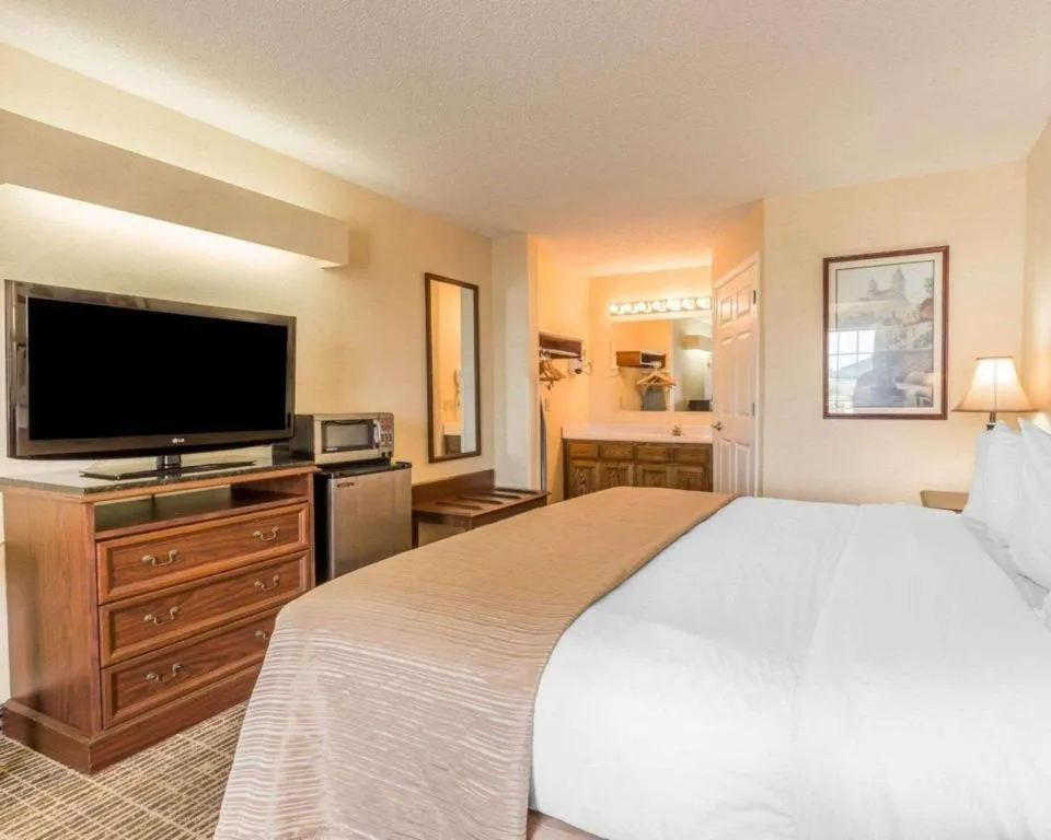 Bed in Rodeway Inn Sylacauga Hwy 280