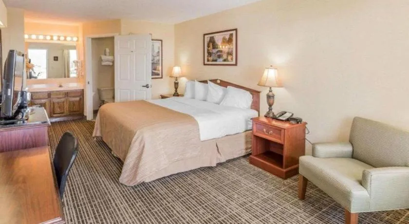 Bed in Rodeway Inn Sylacauga Hwy 280