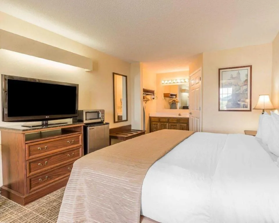 Bed in Rodeway Inn Sylacauga Hwy 280