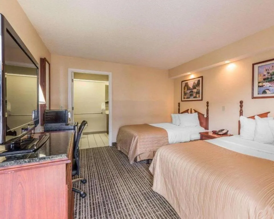 Bed in Rodeway Inn Sylacauga Hwy 280