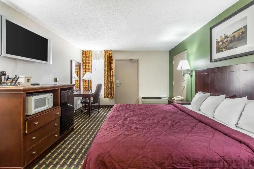 Bed in Quality Inn Homewood Birmingham I-65