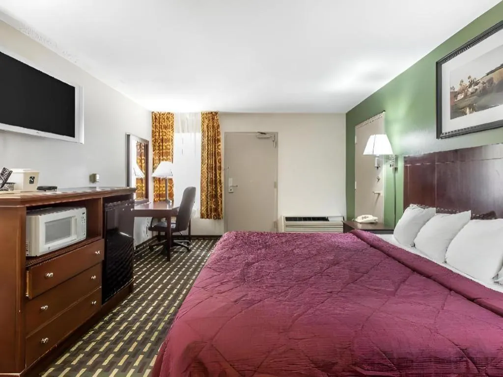 Bed in Quality Inn Homewood Birmingham I-65