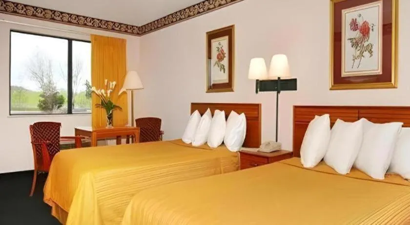 Bed in Quality Inn Marianna South