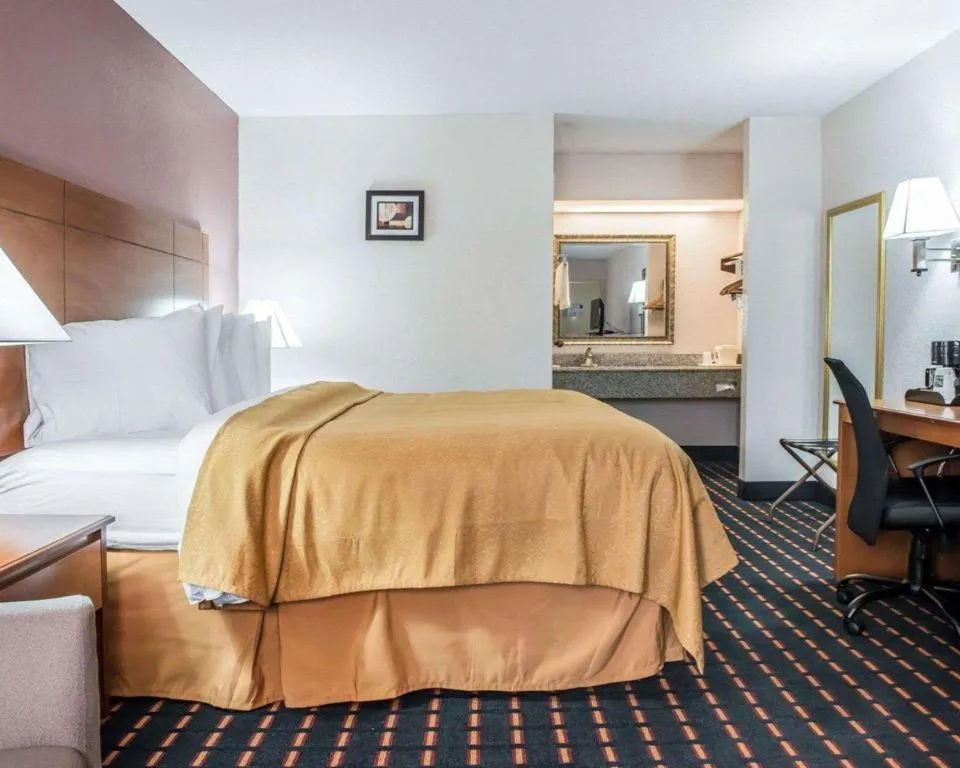 Bed in Quality Inn Marianna South