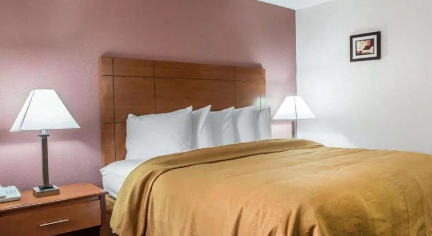 Bed in Quality Inn Marianna South