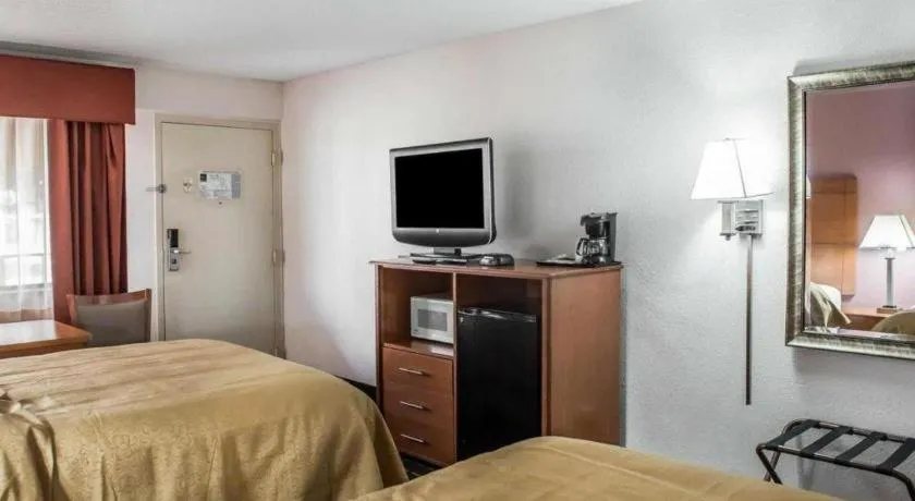 Bed in Quality Inn Marianna South