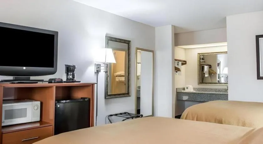 Bed in Quality Inn Marianna South