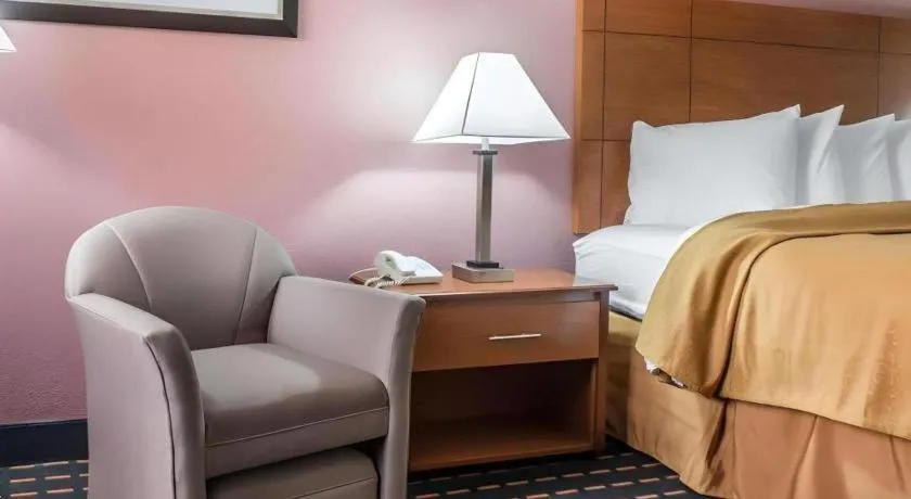 Bed in Quality Inn Marianna South