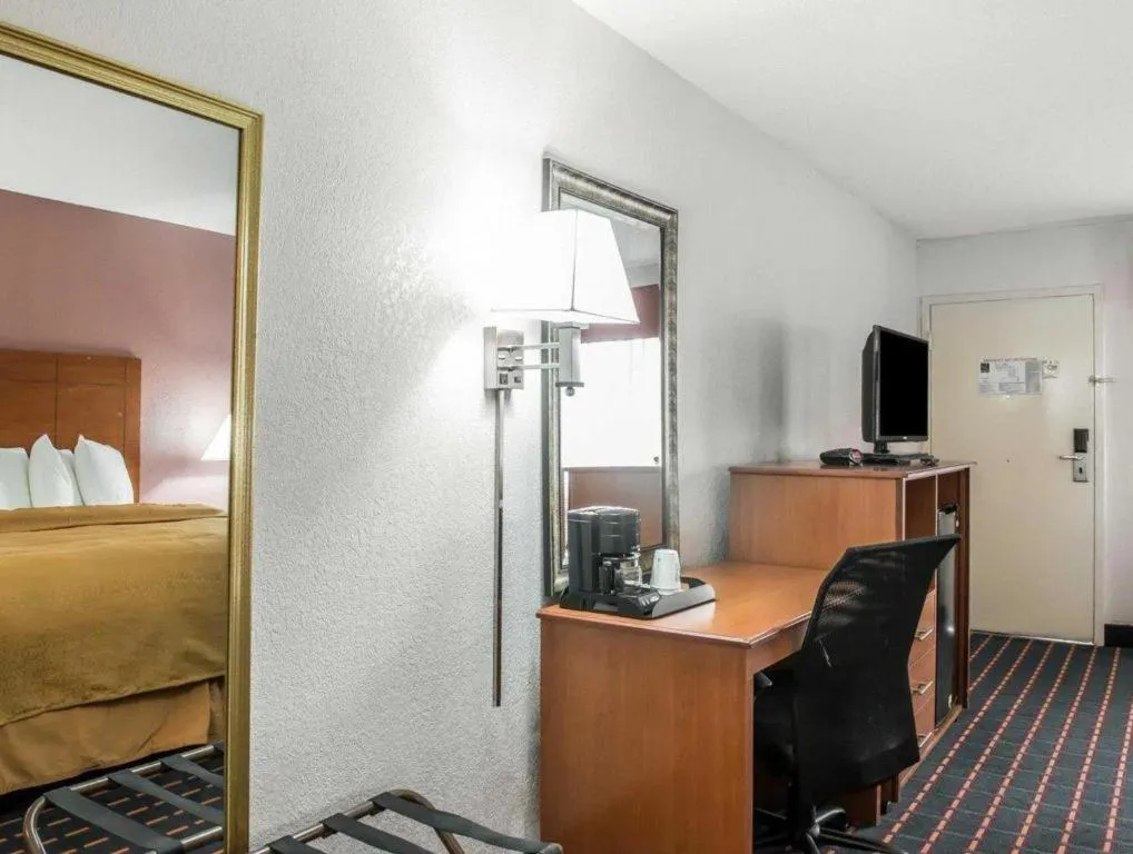 Bed in Quality Inn Marianna South