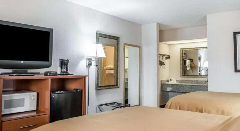 Bed in Quality Inn Marianna South