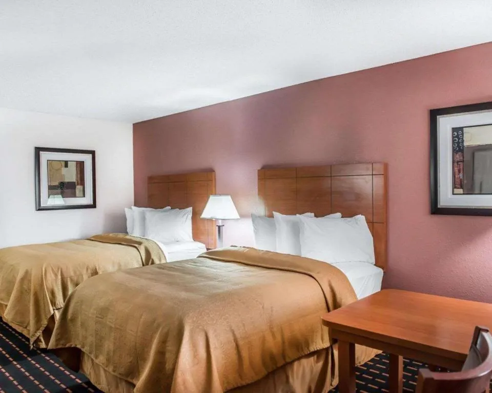 Bed in Quality Inn Marianna South