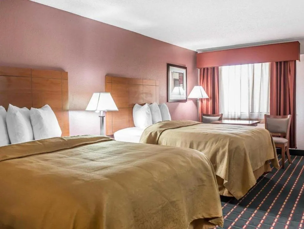 Bed in Quality Inn Marianna South