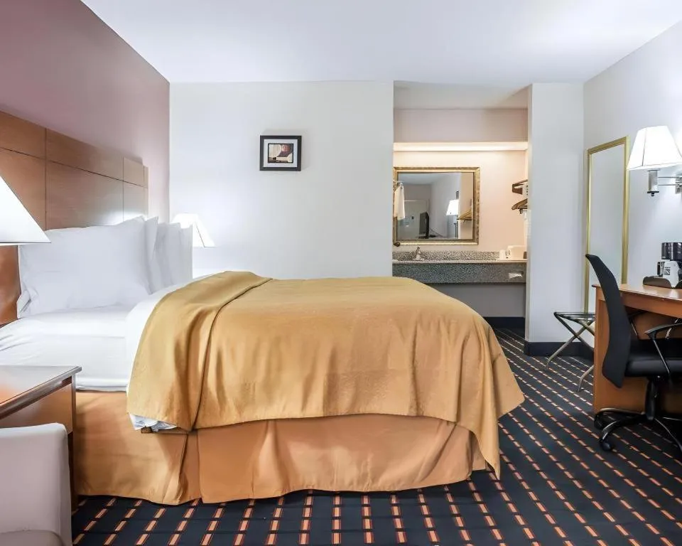 Bed in Quality Inn Marianna South