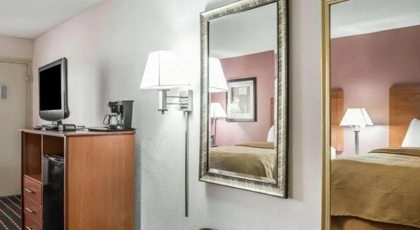 Bed in Quality Inn Marianna South